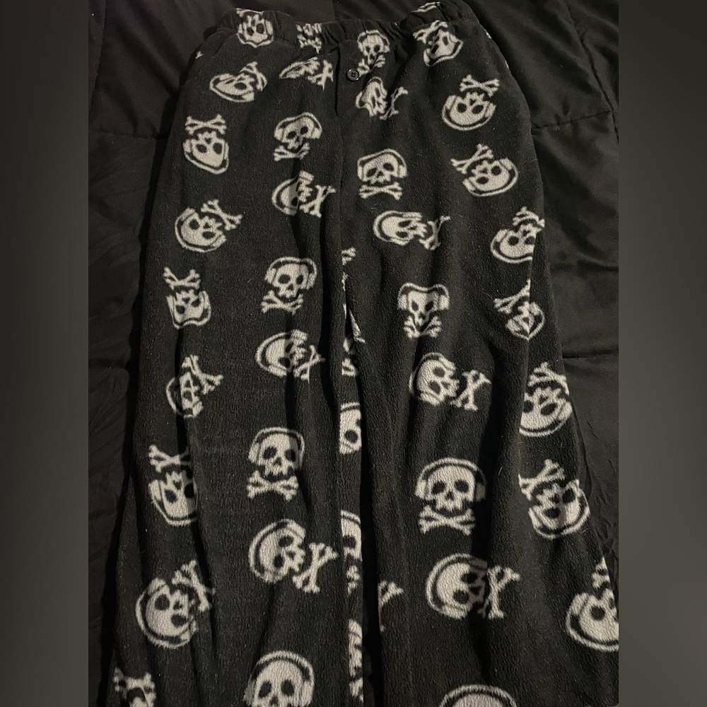 Black Fleece Blanket with White Skull & Crossbones Pattern
